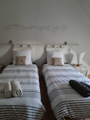 3 bedrooms, desk, iron/ironing board, free WiFi