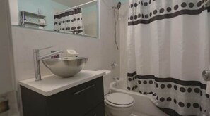 Shower, hair dryer - BIG, COMFY, 4BR DUPLEX, GARDEN APT, Williamsburg (Brooklyn)