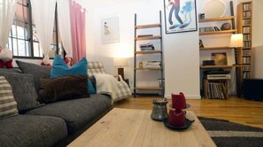 TV, DVD player, offices - BIG, COMFY, 4BR DUPLEX, GARDEN APT, Williamsburg (Brooklyn)