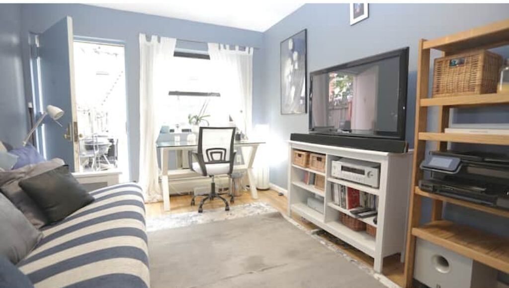 Televisie, een dvd-speler en een kantoor