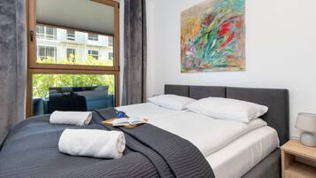 1 bedroom, cribs/infant beds, bed sheets