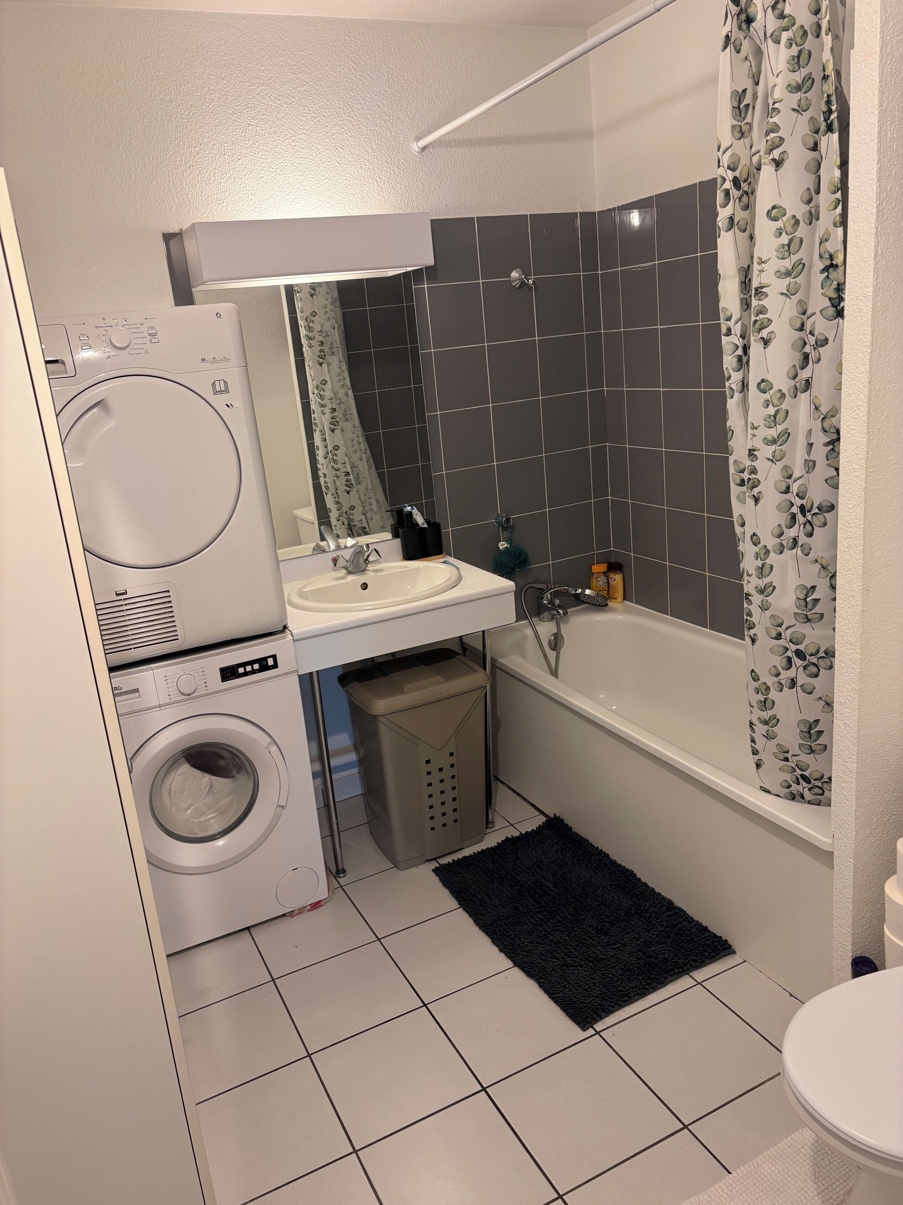 Amenidades de baño gratuitas, secadora de cabello, toallas, jabón 