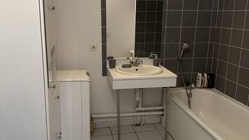 Gratis toiletartikelen, een haardroger, handdoeken, zeep