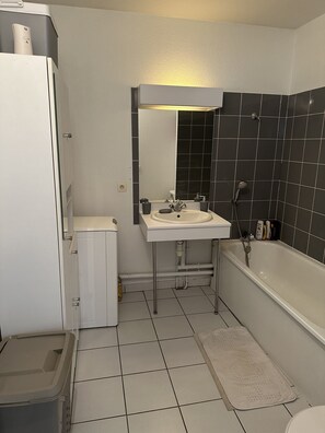 Articles de toilette gratuits, sèche-cheveux, serviettes fournies, savon