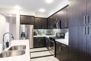 Fridge, microwave, oven, stovetop - NEW! PGA West (Signature!) walk to Stadium Course! (La Quinta)