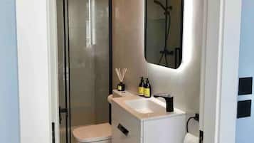 Douche, sĂšche-cheveux, serviettes fournies, savon