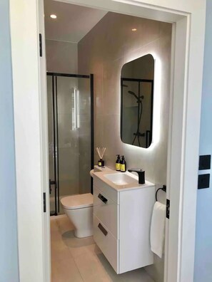 Een douche, een haardroger, handdoeken, zeep
