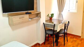 Business Single Room | Premium bedding, down comforters, pillowtop beds, minibar