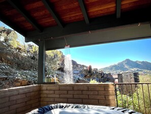Outdoor spa tub - “Windmill House” -Mountain/City views, super close to great hiking trails (Phoenix)
