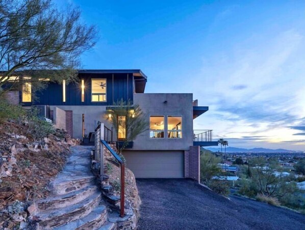 Exterior - “Windmill House” -Mountain/City views, super close to great hiking trails (Phoenix)