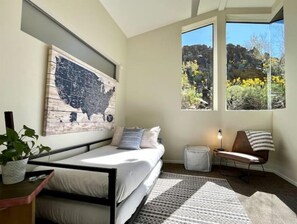 4 bedrooms, free WiFi, bed sheets - “Windmill House” -Mountain/City views, super close to great hiking trails (Phoenix)