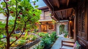 A traditional wooden building with a covered patio area. - Lijiang Longfeng Villa (Shuhe Ancient Town Branch) (Lijiang)