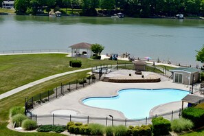 Piscine couverte, piscine extérieure
