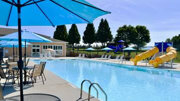 Inomhuspool och utomhuspool