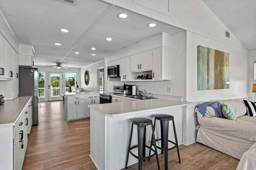 The Beach Bungalow 7BR4BA Private Pool 1 min walk