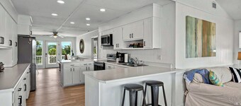 The Beach Bungalow 7BR4BA Private Pool 1 min walk