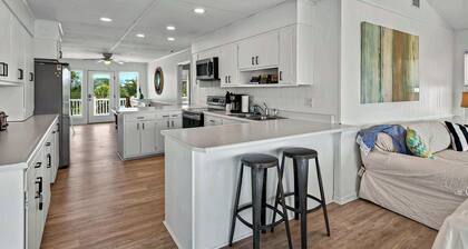 The Beach Bungalow 7BR4BA Private Pool 1 min walk