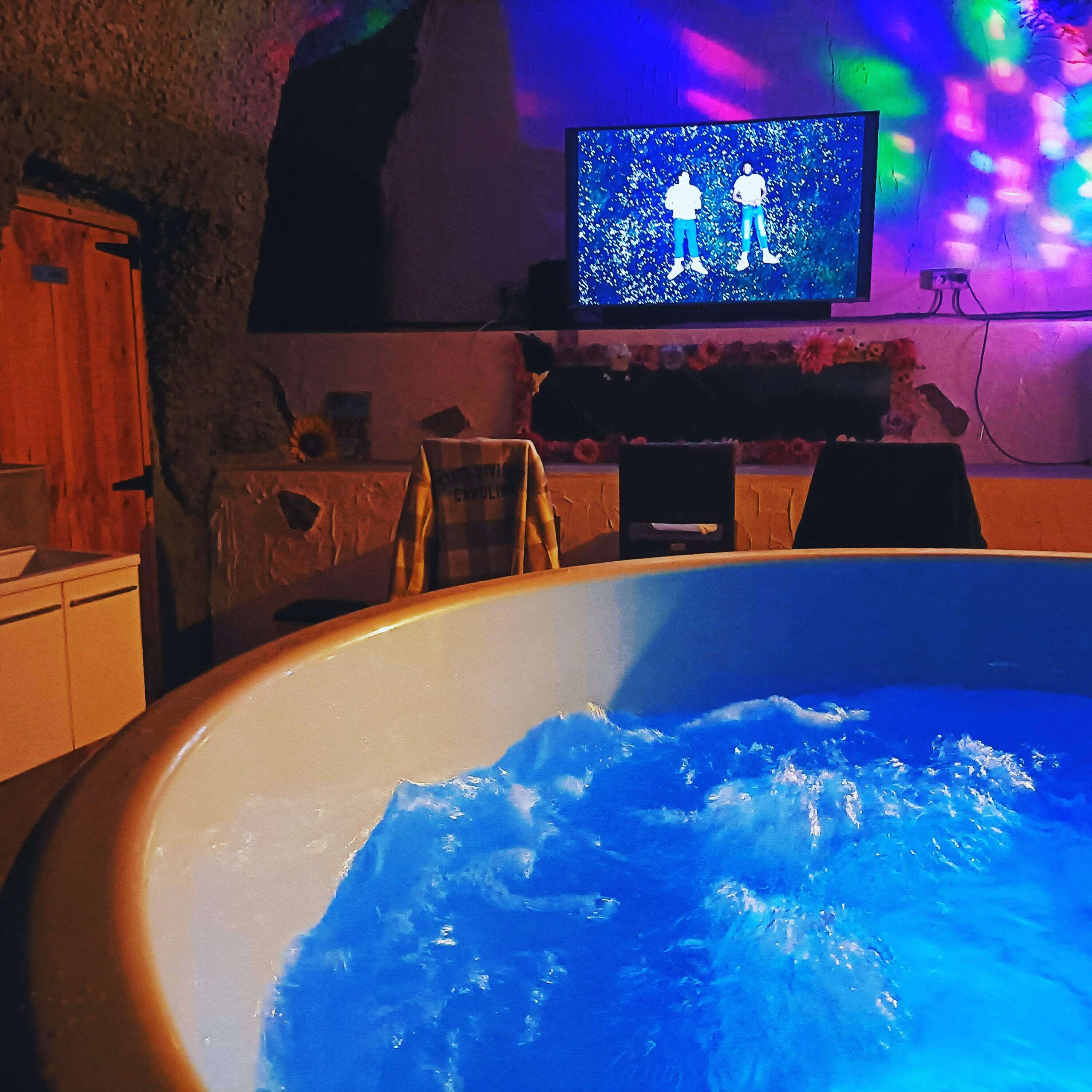 Unique Cavehouse + Jacuzzi spa