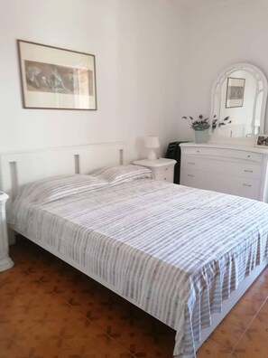 3 bedrooms, iron/ironing board, travel crib, free WiFi - The Terrace (Gallipoli)