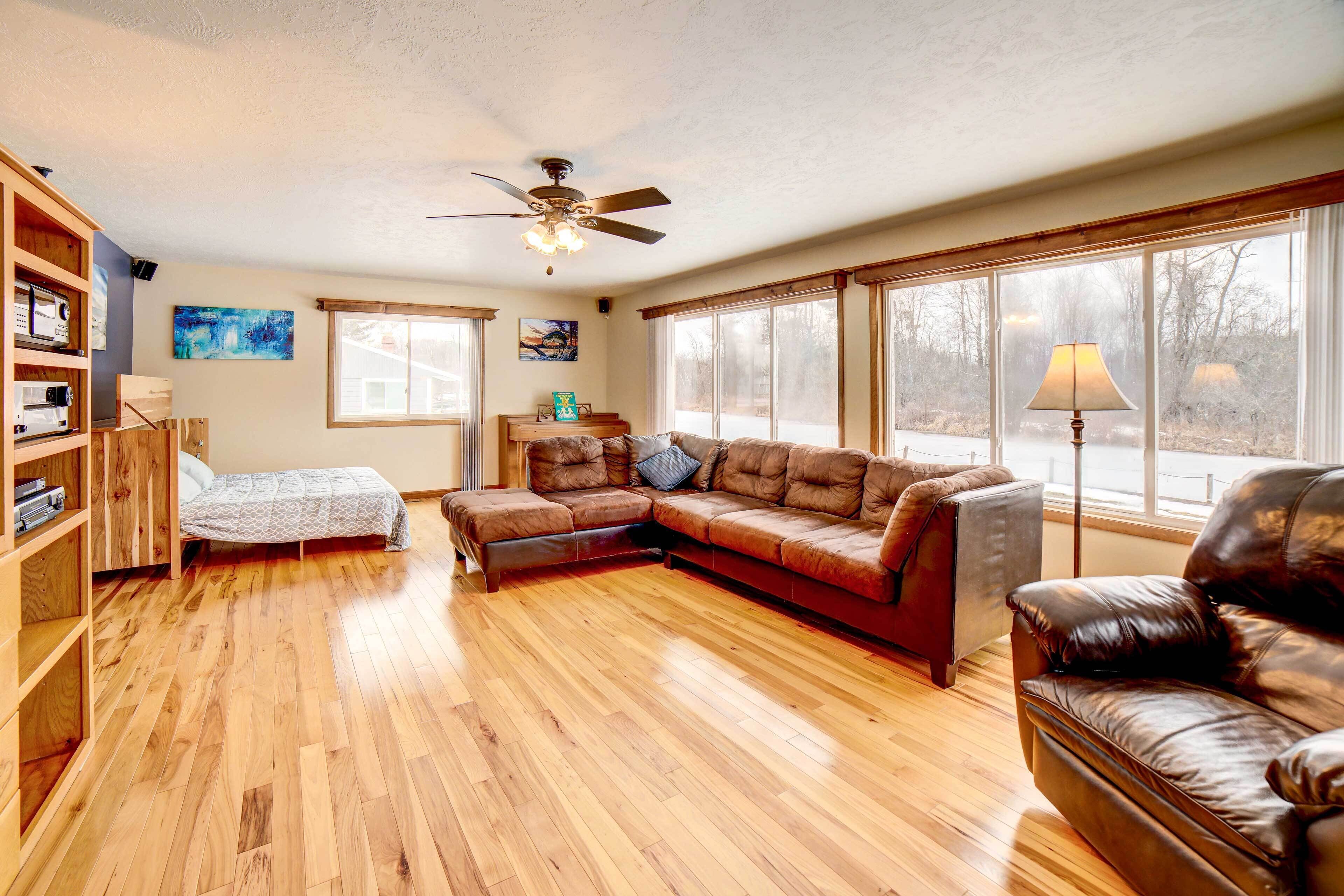 TV, fireplace, DVD player, books