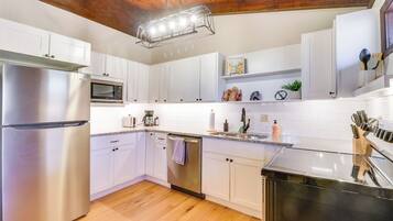 Fridge, microwave, stovetop, dishwasher