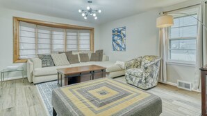 A living room with a sofa, armchair, coffee table, and a patterned rug. - Walkable to RIT/Comfortable Stay near university (Rochester)