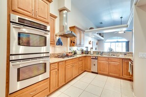 Geladeira, micro-ondas, cooktop, lava-louças