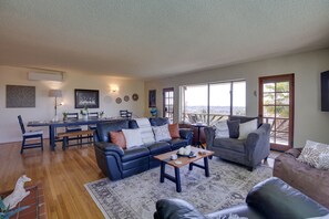TV, books - Charming Spring Valley Retreat w/ Private Pool! (Spring Valley)