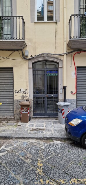 Front of property - casa de luca (Naples)