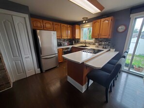 Frigorífico, microondas, horno y lavavajillas