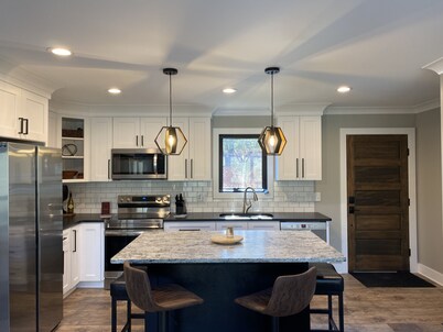 Pristine Riverfront Retreat in Wine Country with fire pit & large outdoor space