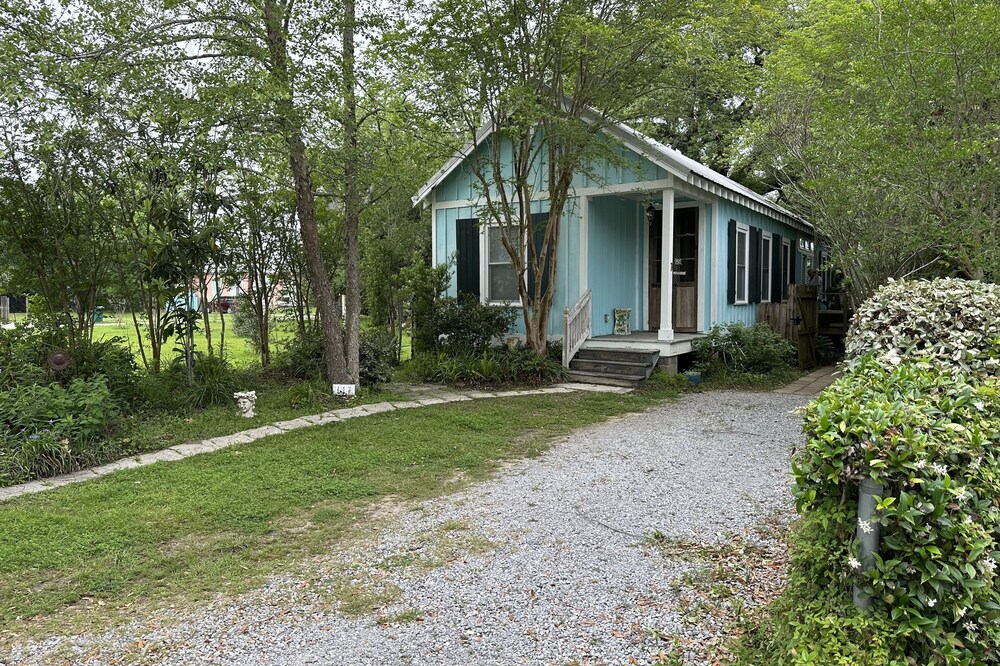 Adorable Cottage, only one block from the sandy beach!