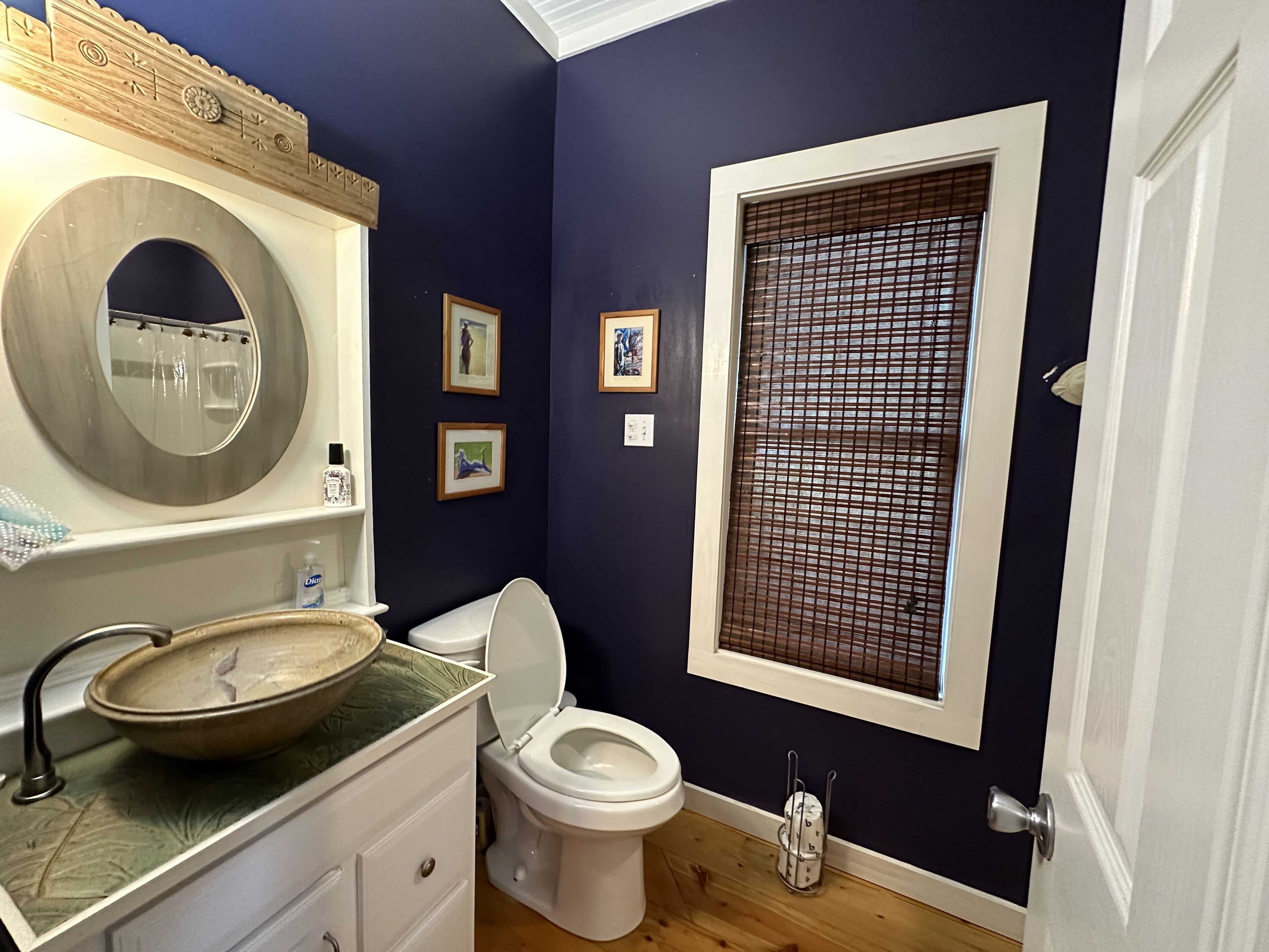 Adorable Cottage, only one block from the sandy beach!