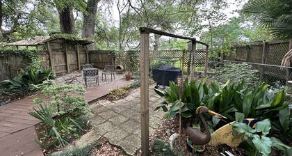 Adorable Cottage, only one block from the sandy beach!