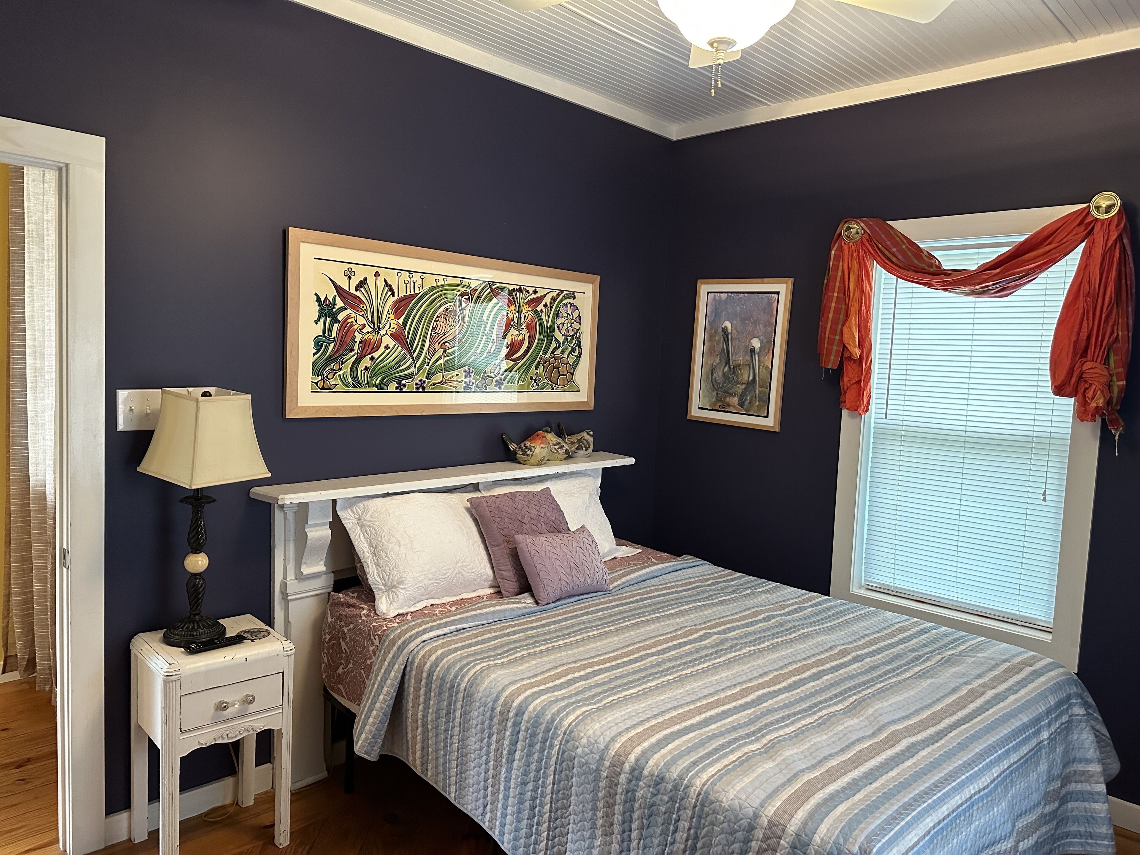 Adorable Cottage, only one block from the sandy beach!