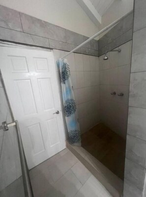 Hair dryer, towels, soap, shampoo - Nutmeg Hill Villa (1 Bedroom) (Soufriere)