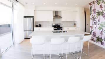 Familie appartement | Woonruimte | Een 55-inch smart-tv met digitale zenders en televisie