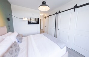 Family Apartment | Egyptian cotton sheets, premium bedding, individually decorated, desk - The Laundry Rooms Gaslight Cambridge (Cambridge)