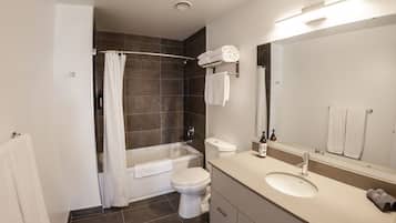 Een bad/douchecombinatie, gratis toiletartikelen, een haardroger