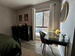 2 chambres, bureau, fer et planche à repasser, lit de bébé portatif
