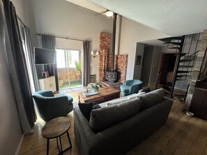 Una Smart TV, una chimenea