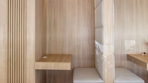 Una habitación moderna y minimalista con asientos integrados y una pequeña mesa.