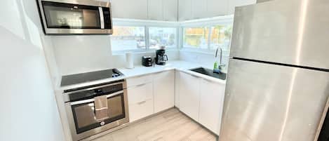 ثلاجة، ميكروويف، فرن، موقد طهي مسطح