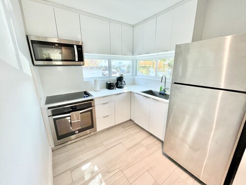 *Walk to the Beach* Private Hot Tub* Rooftop Terrace*