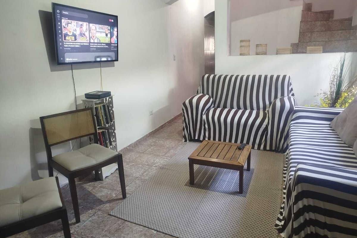 29–tuumainen televisio, jossa kaapelikanavat