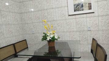 Kjøleskap, mikrobølgeovn, kokeplater og hurtigmikser