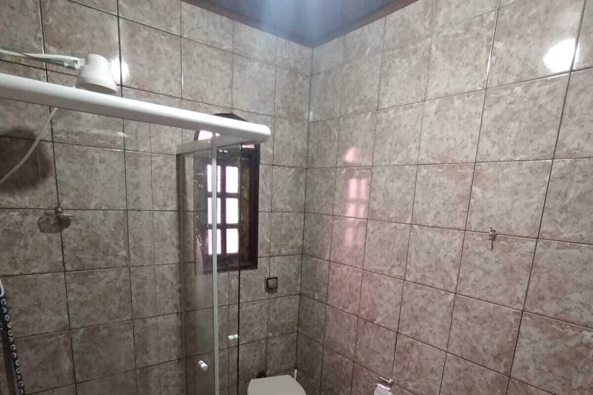 Suihku, tohvelit, pyyhkeet, vessapaperi