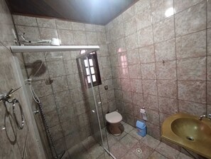 Comfort Triple Room, 1 Bedroom, Housekeeping, City View | Bathroom - Haja Luz Pousada em Itaquaquecetuba (Itaquaquecetuba)