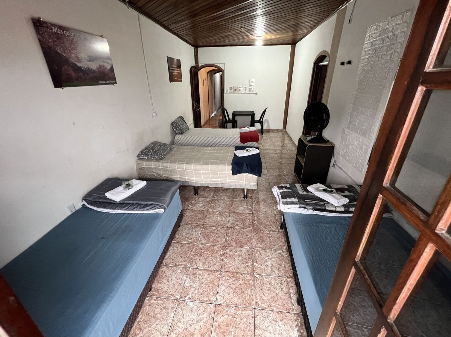 Chambre quadruple familiale, 1 chambre, salle de bain privée | Couette en duvet, fer et planche à repasser, accès au Wi-Fi (inclus)