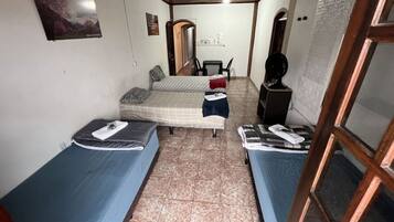 Chambre quadruple familiale, 1 chambre, salle de bain privée | Couette en duvet, fer et planche à repasser, accès au Wi-Fi (inclus)